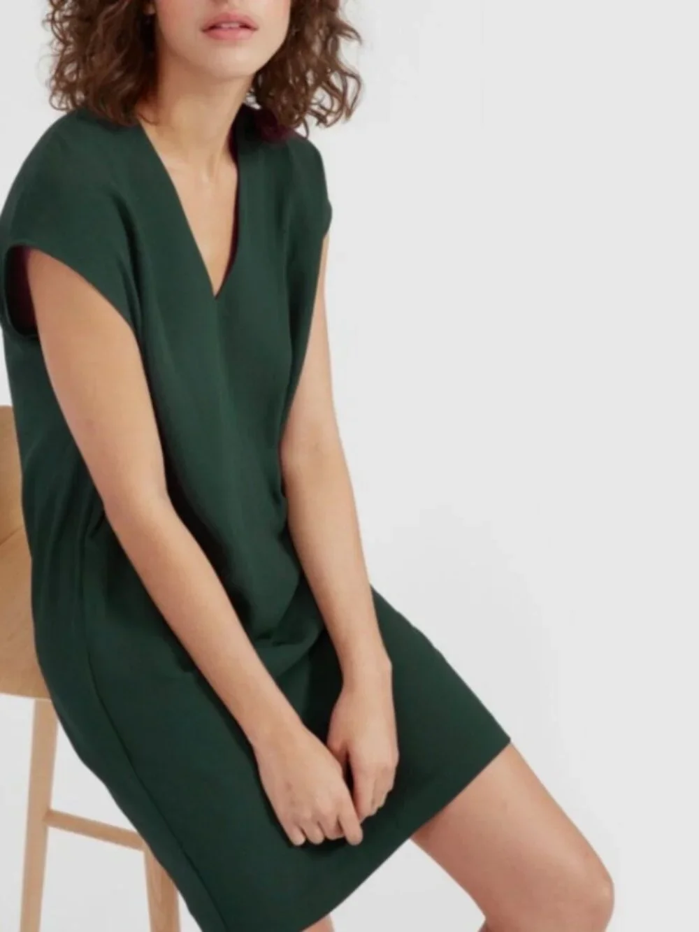 Everlane Women's The Japanese GoWeave V-Neck Cocoon Dress in Green - Picture 2 of 5